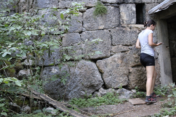 Moćni megalitski zid jedne od opustjelih kuća u Sklopini (Foto: Noa Majetić)