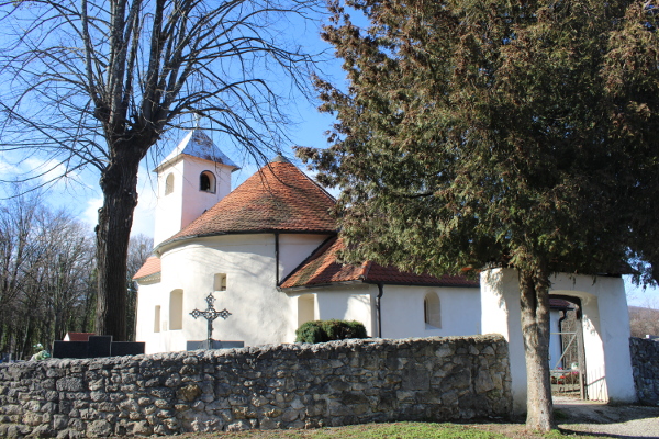 Na romaničkim temeljima crkve Sveti Križ u Otruševcu podignuti su, s mješavinom gotičkih i baroknih obilježja, pravokutno svetište, okrugla lađa i trijem sa zvonikom (Foto: Goran Majetić)