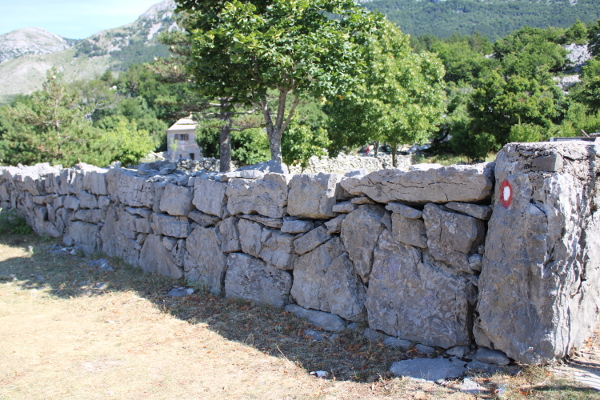 Suhozidna ograda uz prilazni put do crkve izgrađena je od od velikog grubo klesanog kamenja, slijedeći izuzetnu vještinu gradnje drevnih velebitskih gorštaka (Foto: Goran Majetić)