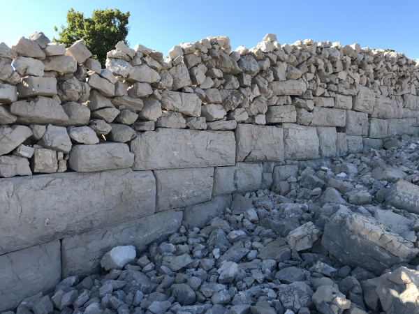 Drevne hramske zidine Lergove ili Oraške gradine iznad Slivnice nadograđene suhozidom koji služi kao ograda privatnih parcela