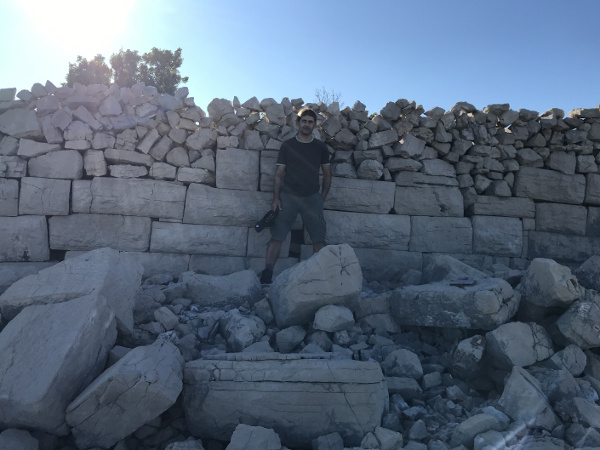 Očuvani ostaci zidina i razbacani blokovi Lergove gradine