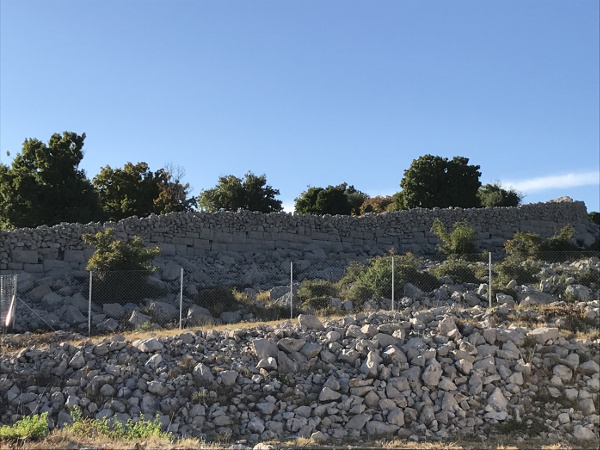 Polukružne zidine Lergove gradine u dužini 200 metara koje se nalaze na istočnoj strani obredne gomile kružnog nasipa dugog oko 700 metara