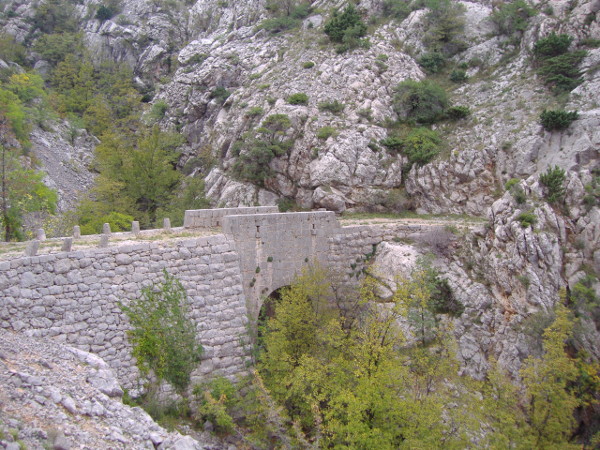 Vijadukt stare Mollinaryjeve ceste u Ognjenoj dragi, dijelu drage Orlovače; Mollinaryjeva cesta bila je prva cesta uzduž velebitskog Podgorja koja je povezala Sveti Juraj i Karlobag