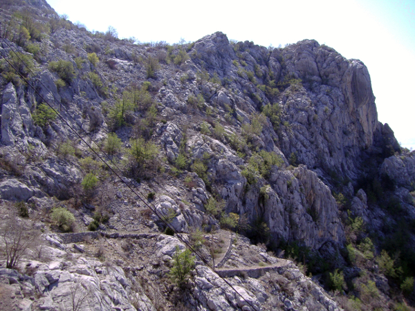 Put uz Orlovaču se po golom kamenjaru, u bezbroj kratkih zavoja, penje prema ogromnoj stijeni “Orlovom gnijezdu”