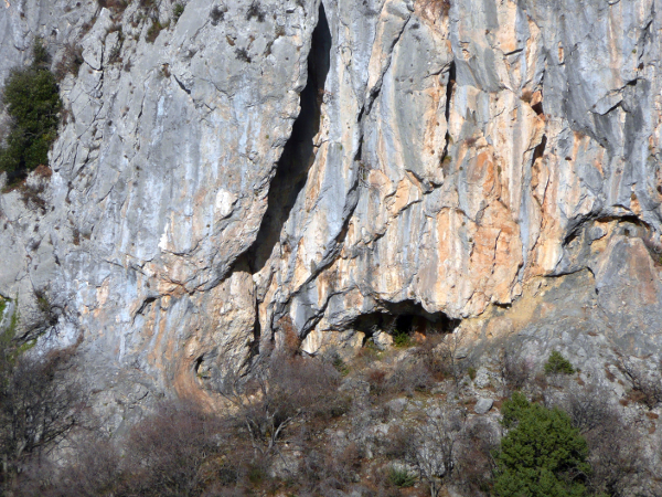 Pećina Bele IV; legenda kaže da je u dragi Orlovači, na mjestu s kojeg se more vidi u obliku jedra, zakopano “Belino blago”