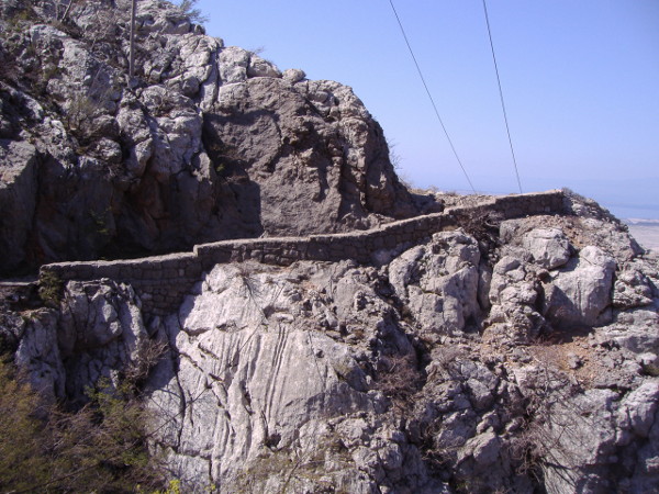 Put kod srušenog drvenog mosta ispod Kutne stanice žičare kojim se nekad prelazilo preko klanca