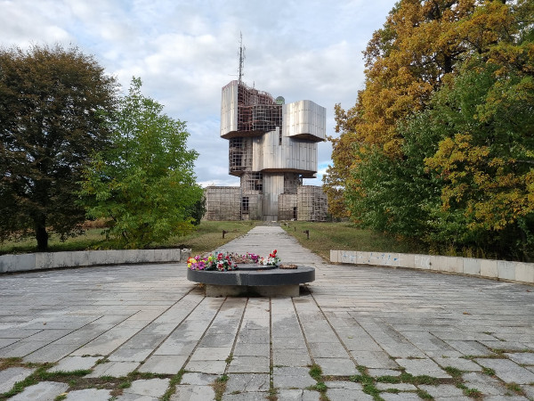 Velebni spomenik na Petrovcu izrađen je 1980-1981. po zamisli kipara Vojina Bakića i arhitekta Berislava Šerbetića (Foto: Tomislav Beronić)