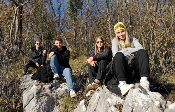 Povijesno-putopisnu družinu na izletu do Skrada na Korani pojačalo je troje mladih iz Slavonskog Broda (Foto: Tomislav Beronić)