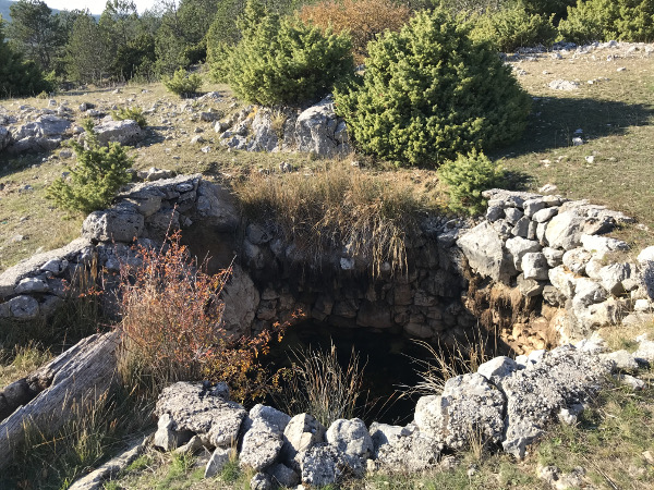 Narod ove velike bunare, promjera 3-5 metara, naziva rimskim ili grčkim bunarima, što ide u prilog njihove velike, moguće prapovijesne, starosti (Foto: Vinko Klarić)
