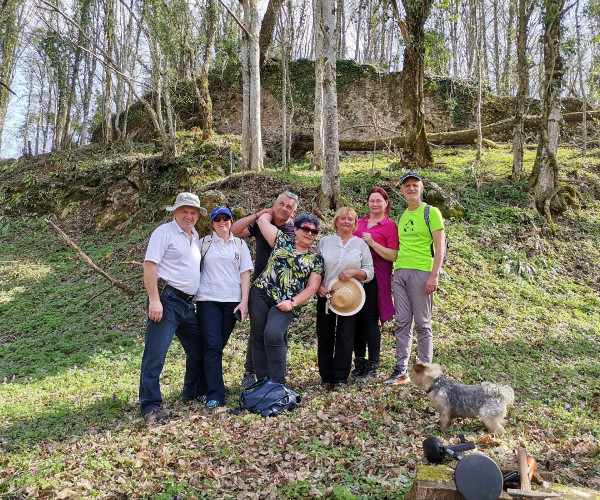 Povijesno-putopisna družina u obilasku srednjovjekovnog utvrđenog grada Perne 15. travnja 2021. godine (Foto: Janez)