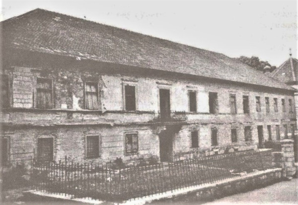 Stanje episkopalnog dvora u Plaškom nakon Drugog svjetskog rata, u kojem je oštećen u podmetnutom požaru (Izvor: Plaški - Lika (plaski-lika.com))