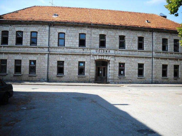 Zgrada stare škole u Plaškom, poznata kao ”Učiona”, sagrađena 1804. godine, u kojoj se školovao Aleksandar Budisavljević, i gdje su obrazovanje stjecali i otac i ujak Nikole Tesle (Izvor: Facebook stranica Plaški-Lika (facebook.com/PlaskiLika))