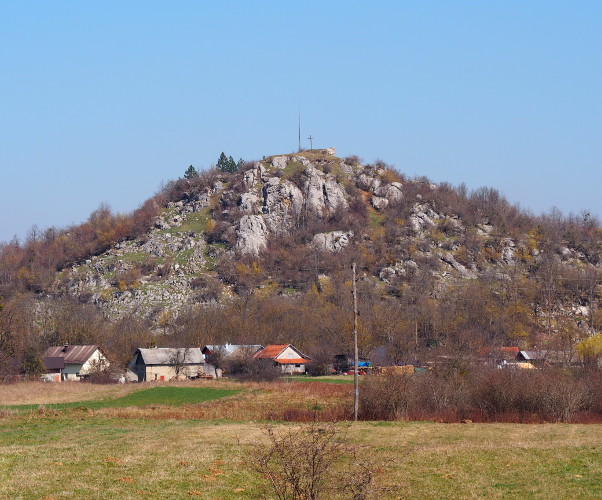 Pogled sa zapada na brijeg Gradina s vršnom kamenitom hridi na kojoj se nekoć uzdizala srednjovjekovna utvrda Bilaj (Izvor: Bilaj u srcu (bilaj.eu))