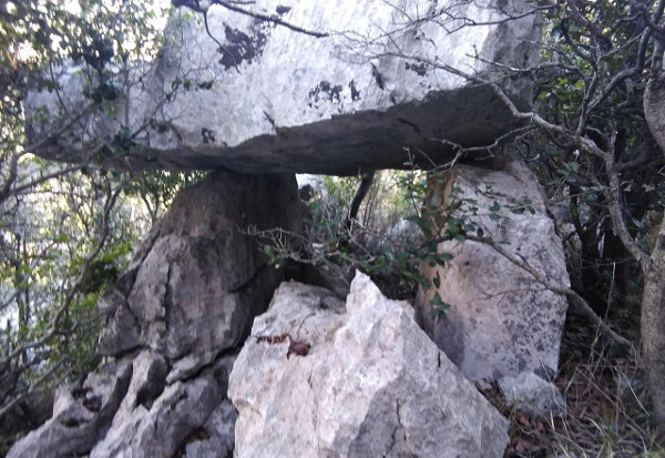 Krije li novootrkiveni dolmen i grob iz prapovijesnog doba? (Foto: Goran Glamuzina; Izvor: Portal Bljesak info (bljesak.info))