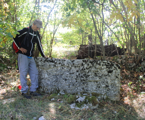 Slobodni istraživač Darko Gojković uz najveći stećak koji se nalazi nedaleko ulaza u groblje u zaseoku Popovići (Foto: Goran Majetić)