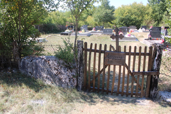 Stećak uz ulaz u groblje, osovljen na najužu stranicu (Foto: Goran Majetić)