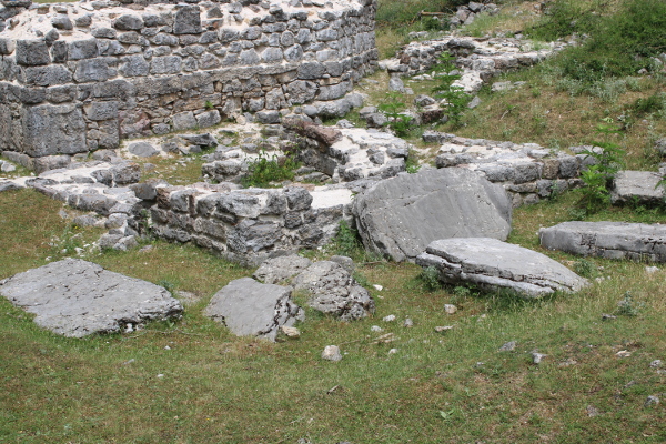 Neke od pronađenih nadgrobnica - stećaka s jugoistočne strane temeljnih ostataka predturske crkve u Podudbini (Foto: Goran Majetić)