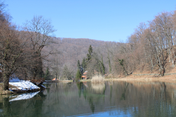 Donje jankovačko jezero, iza kojeg se nazire planinarski dom (Foto: Lila Majetić)