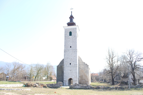 Hramu u Gradini Koreničkoj, nekoć po veličini drugoj pravoslavnoj crkvi u Hrvatskoj, u okviru 2018. godine pokrenute obnove vratio je izvorni izgled zvonika (Foto: Goran Majetić)