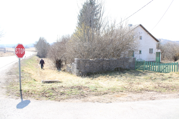 Do ”Zidine” (u ovomr slučaju ostatka zida kuće) s desne strane kolnika ceste Korenica - Udbina, uz koju su se između dvije stoljetne lipe do 1968. godine nalazila dva velika kamena kvadra, poveo me mještanin Nikola Drakulić (Foto: Goran Majetić)