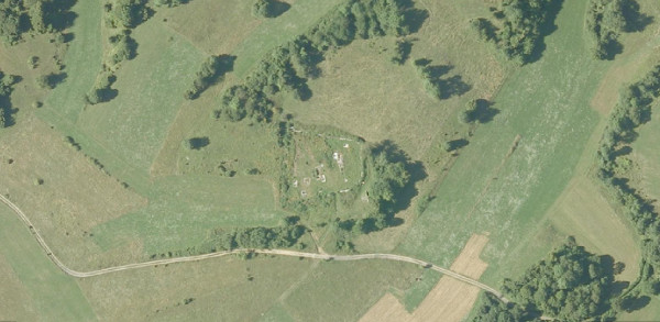 Zračna snimka područja na kojem se nalazi crkvina u Tuževiću s grobljem i ostacima hrama Sveta Bogorodica (Izvor: Geoportal (geoportal.dgu.hr))