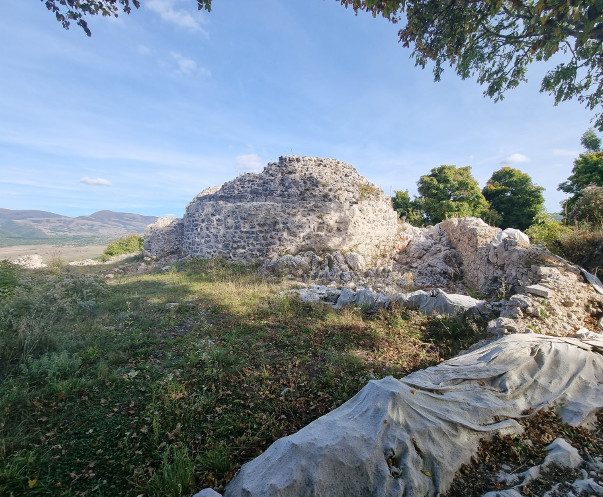 Ostaci utvrđenog grada Krbava, stolnog mjesta istoimene srednjovjekovne župe (Foto: Tomislav Beronić)
