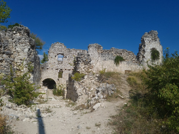 Utvrdu Vrana podigli su vitezovi templari u 12. stoljeću oko već postojećeg benediktinskog samostana. (Foto: Tomislav Beronić)