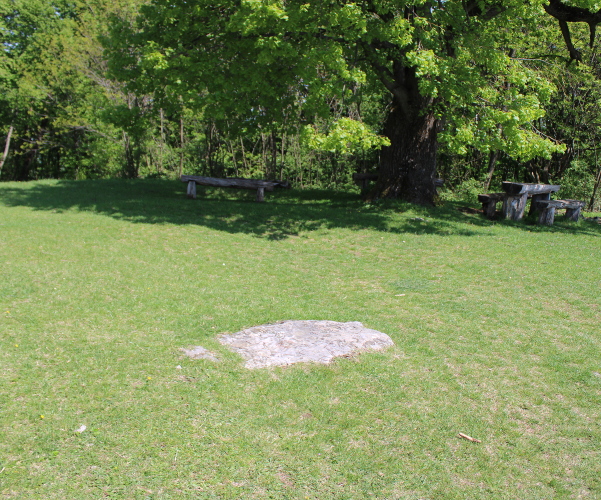 Kamena ploča - nadgrobnica na vrhu Martinšćaka skriva tajnu pokojnika koji pod njome počiva (Foto: Goran Majetić)