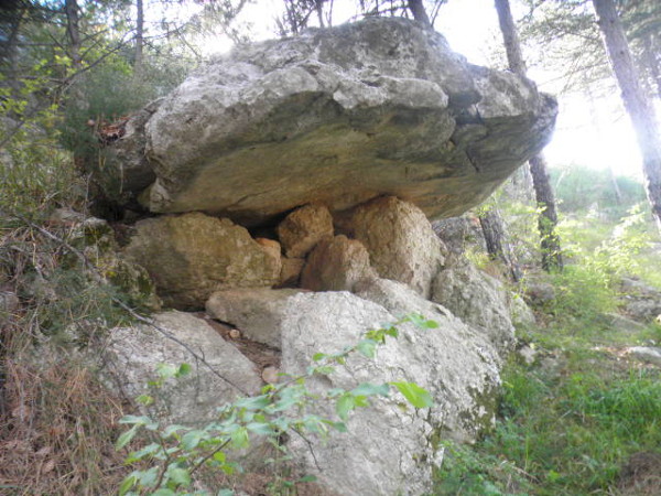 Kamena građevina nedaleko kiklopske mlinice koja sliči na dolmen