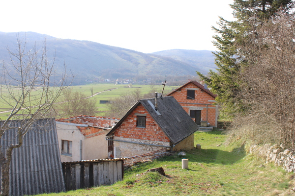 Pogled s imanja obitelji Lulić, poviše kojeg je bila srednjovjekovna crkva Sveti Juraj s grobljem, na sjeverozapadni dio Čanačkog polja (Foto: Goran Majetić)