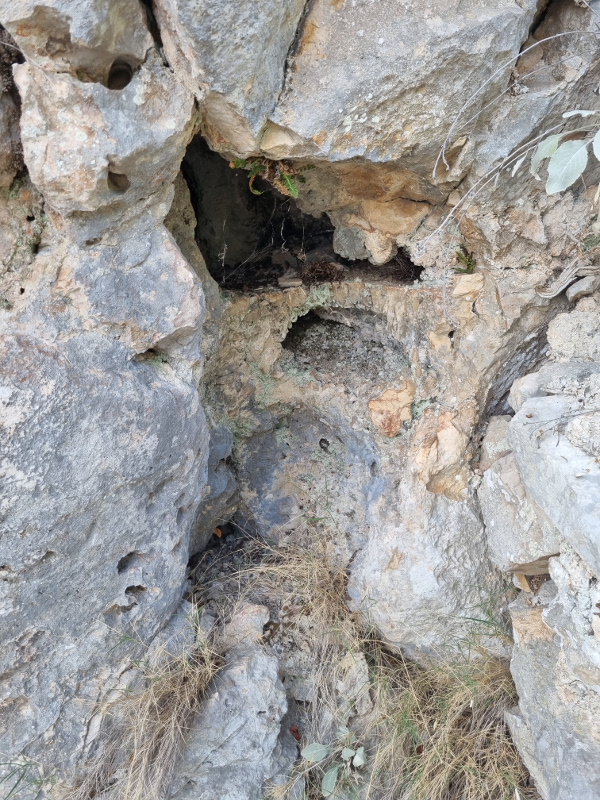 Slika 16. - Udubina u stijeni na lokaciji 1 izbliza (Foto: Tomislav Beronić)