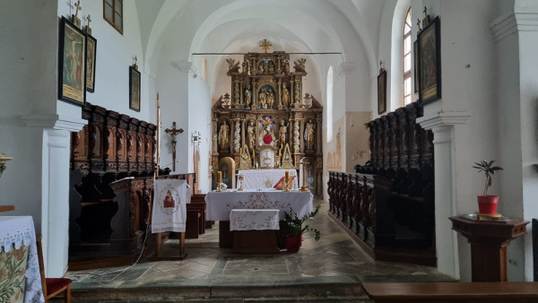 Glavni oltar i svetište crkve Rođenja Blažene Djevice Marije u sklopu samostana u Sveticama (Foto: Tomislav Beronić)