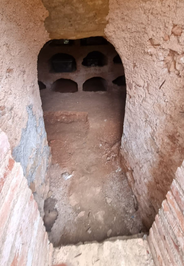 Iza ulaza u kriptu su niše u koje su pokopani svećenici i redovnici pavlini (Foto: Tomislav Beronić)