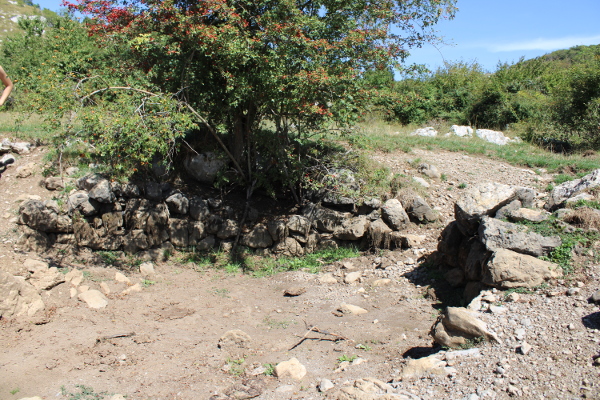 Zbog dugotrajne ljetne suše imali smo prigodu vidjeti ostatke razrušenog kamenog grla Smiljanić - bunara (Foto: Goran Majetić)