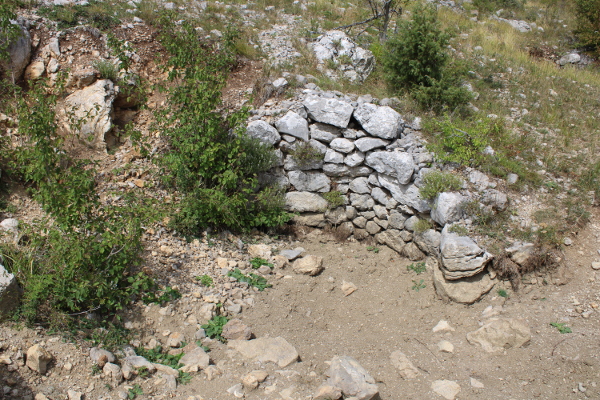 Neznatni ostaci razrušenog grla trećega bunara u gornjem redu skupine bunara Zakope; slično je stanje i grla susjednog, drugog bunara u tome redu (Foto: Lila Majetić)