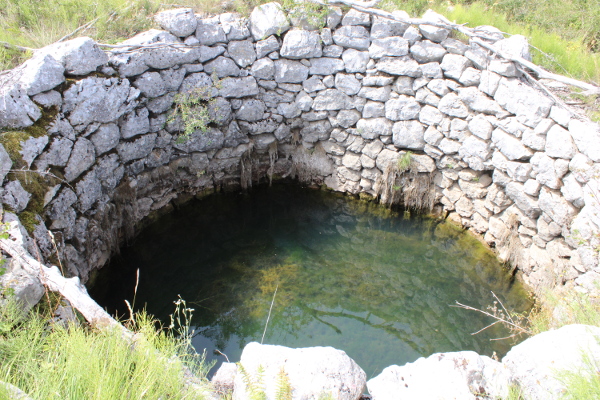 Najljepše očuvanim suhozidnim grlom bunara doima se treće bunarsko grlo u donjem redu (Foto: Goran Majetić)