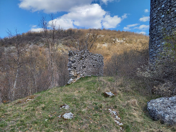 Ostatak zidina na sjevernoj strani utvrde. Širina 7 metara i visina oko 3 metra.