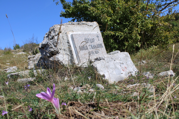Na najveći kamen koji je sastavni dio grobnog obilježja postavljena je spomen-ploča u čast narodnog junaka Ilije Smiljanića (Foto: Goran Majetić)