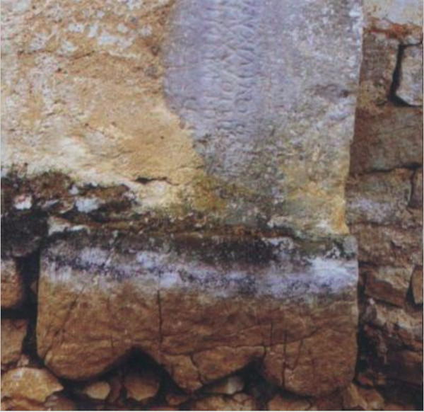 Epigrafski napis u temelju crkvice Sveti Juraj, povrh uzidanog sarkofaga, otriven tijekom arheoloških istraživanja 1999. godine (Izvor: Katalog izložbe "Od sarkofaga do crkve", 2000.)