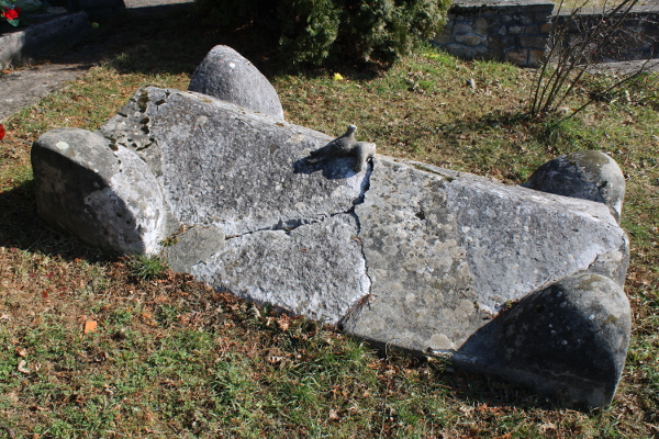 Ulomci razlomljenog poklopca sarkofaga povezani su betonom, s kojim su ”zakrpani” i uglavni akroteriji (Foto: Goran Majetić)