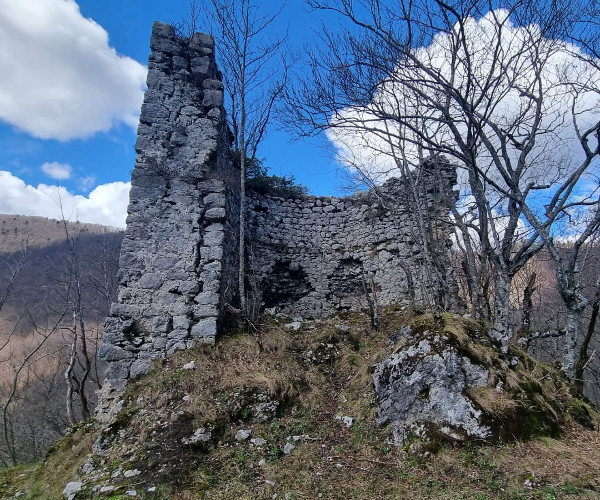 Utvrda Vitunj nedaleko Ogulina, smještena na vrhu stožastog brijega - obronka planine Klek - visokog oko 650 metara, nikada nije pala u ruke turskih osvajača (Foto: Tomislav Beronić)