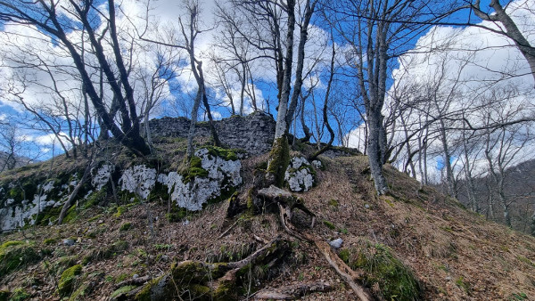 Pogled na vanjske zidine sa sjeveroistočne strane (ne preporučujem ići u tome smjeru) (Foto: Tomislav Beronić)