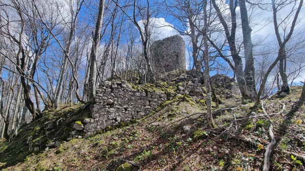 Pogled na preostale zidine i branič kulu sa zapadne strane utvrde (Foto: Tomislav Beronić)