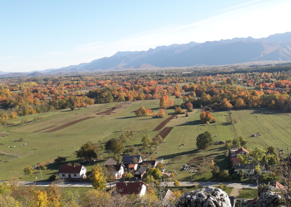 Pogled u jesen s Gradine na jug, na dio sela, Ličkog polja i Velebita (Izvor: Mihael Podnar)