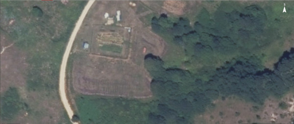 Zračna snimka iz 2022. godine - Crkvina se nalazi u šumarku (u sredini slike) jugoistočno od kvadratnoga vrta (Izvor: Geoportal (geoportal.dgu.hr))