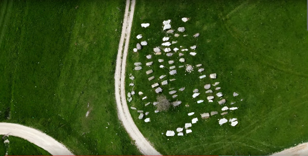 Nekropola s 90-ak sačuvanih ”mramora” (stećaka) u selu Ljuša snimljena kamerom s drona (Izvor: Zoran Gajić ” Janjska dolina - 1. dio ...” (video), 2023.)
