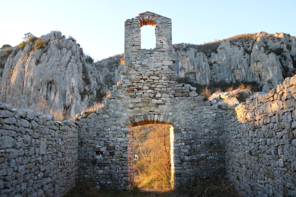 Crkva na stijeni usmjerena je jugoistok - sjeverozapad; ulazno pročelje s preslicom za jedno zvono okrenuto je prema vršnoj zaravni i okolnim stjenovitim liticama. (Foto: Goran Majetić)