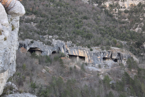 Pogled s vrha stijene Gorostas na prostrane podzemne dvorane napuštenog kamenoloma Sveti Stjepan. (Foto: Goran Majetić)