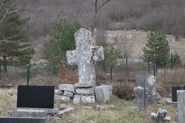Težinu stojećeg, danas već ponešto ukošenog, monolita nedaleko Gračaca podupire uokolo spomenika poslagano kamenje oblika pravilnih kvadara (Foto: Goran Majetić)