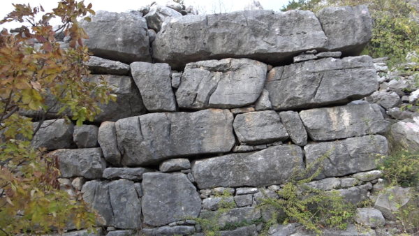 Pojedini blokovi u bedemima su impresivnih dimenzija, posebice na jugoistočnom dijelu (Foto: Igor Tomek, 2025.)